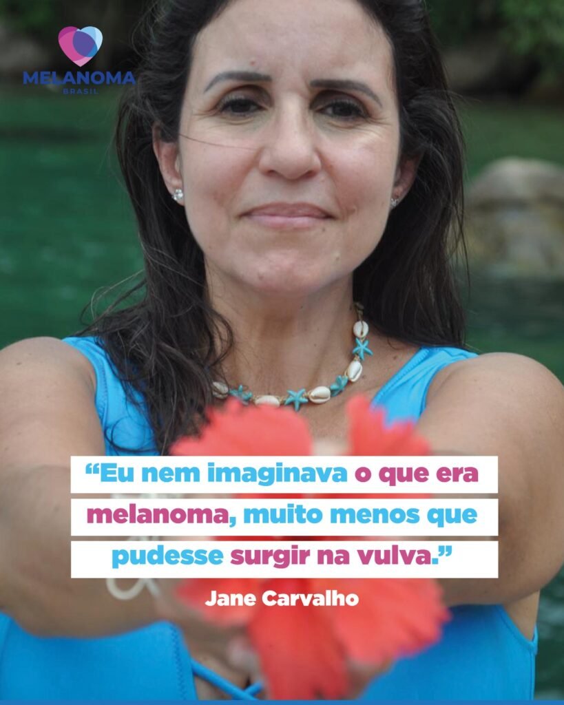 Jane Carvalho, paciente de melanoma vulvar, segurando uma flor